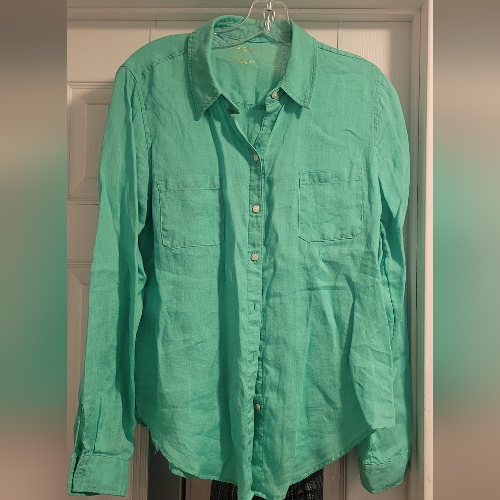 Sea View Linen Button Down Shirt in color Gecko Green